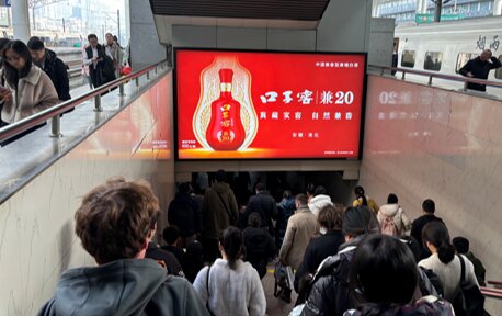 深圳第一戶外傳媒有限公司-上海站出站通道楣頭燈箱