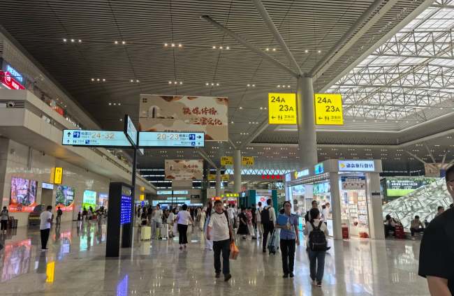 鄭州東站檢票口旁座椅區(qū)實(shí)拍圖