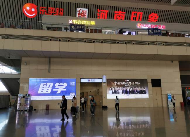 鄭州東站候車大廳三層墻面燈箱廣告實(shí)拍圖 
