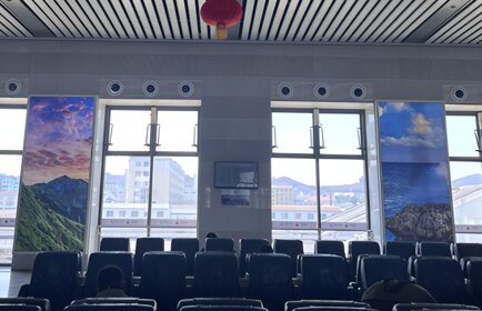 深圳第一戶外傳媒有限公司-威海站二樓候車廳落地燈箱