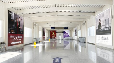 深圳第一戶外傳媒有限公司-威海站進站天橋落地燈箱