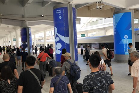 深圳第一戶外傳媒有限公司-威海站站臺雙面包柱燈箱