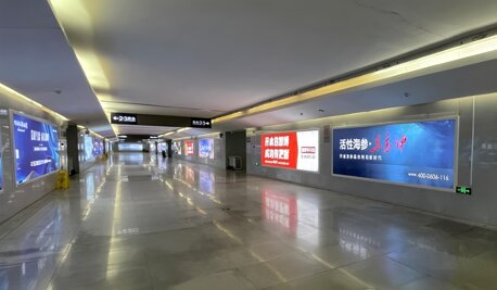 深圳第一戶外傳媒有限公司-威海站出站通道墻面燈箱