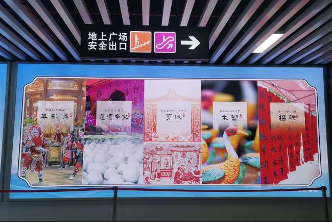 汕頭南站出站通道墻面燈箱廣告實景圖