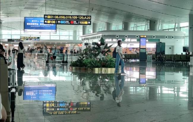 潮汕機場候機大廳中央步道的客流如梭繁忙景象 