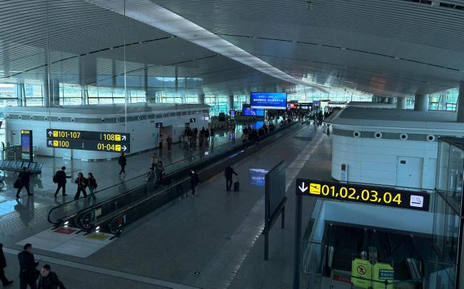 揭陽潮汕機場候機大廳俯拍全景圖，吊頂燈箱位于中央 