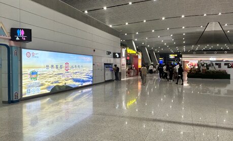 深圳第一戶外傳媒有限公司-揭陽潮汕機場T1航站樓國內(nèi)出發(fā)候機廳中段墻面燈箱