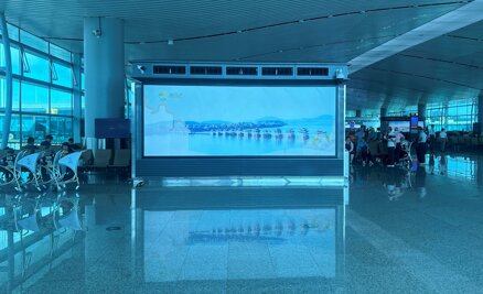 深圳第一戶外傳媒有限公司-揭陽潮汕機場T2航站樓候機廳指廊左右兩側(cè)燈箱