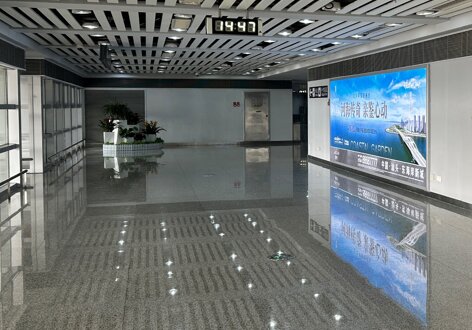 深圳第一戶外傳媒有限公司-揭陽潮汕機場T1航站樓到達通道后段墻面燈箱