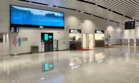 深圳第一戶外傳媒有限公司-揭陽潮汕機場國內(nèi)到達行李查詢室上方燈箱