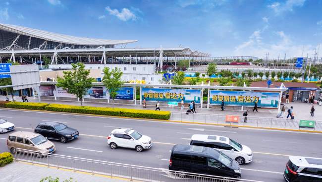 青島北站東廣場前往出租車網約車上下客區域通道實拍圖