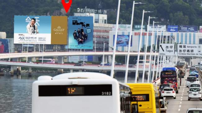 澳門氹仔友誼大橋樓頂大牌廣告實(shí)拍圖