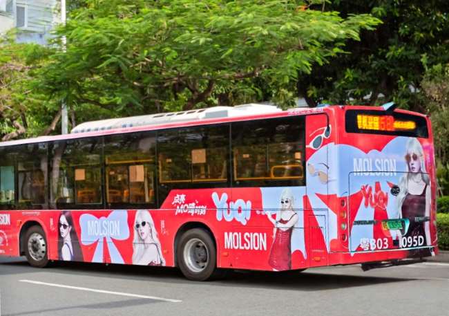 深圳公交車身陌森太陽鏡太紅色車身廣告