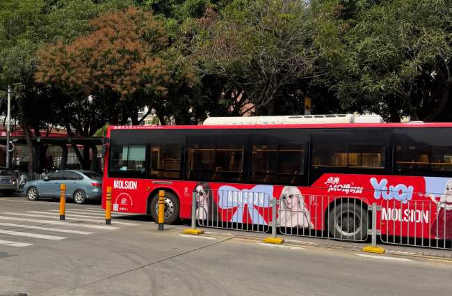 深圳公交大紅色涂裝廣告案例圖實拍