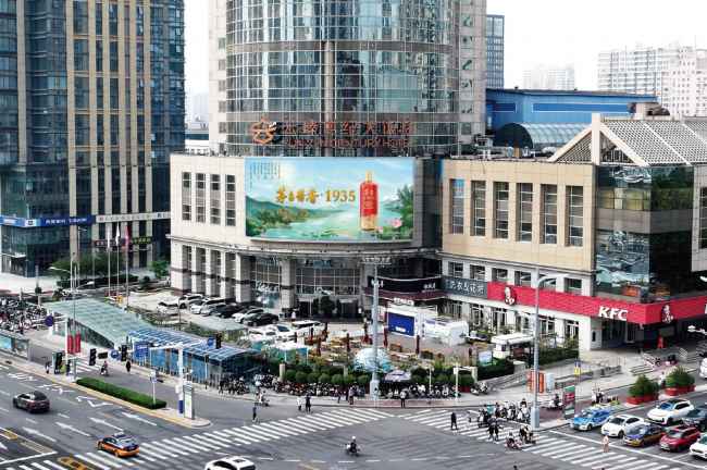 石家莊新百廣場十字路口大屏廣告實拍圖 