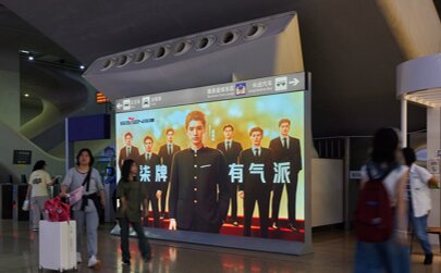 深圳第一戶外傳媒有限公司-廣州南站出站通道數字燈箱
