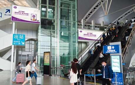 深圳第一戶外傳媒有限公司-廣州南站出發層東平臺進站大廳墻面燈箱
