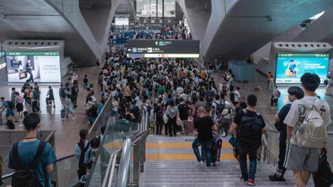 深圳第一戶外傳媒有限公司-廣州南站到達層出站安檢口直面落地燈箱