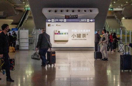 深圳第一戶外傳媒有限公司-廣州南站到達層安檢口外側通廊落地燈箱