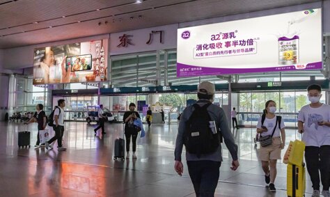 深圳第一戶外傳媒有限公司-廣州南站到達層東出站口上方墻面燈箱