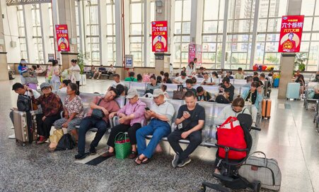 深圳第一戶外傳媒有限公司-南寧站候車室壁掛刷屏機