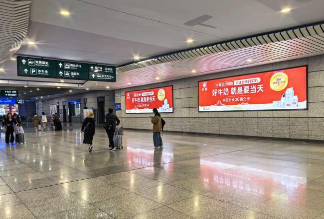 廈門高鐵站出站通道廣告價格，廈門站墻面燈箱投放