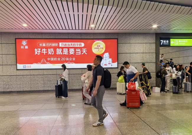 廈門站出站通道本地特色龍頭品牌廣告案例圖