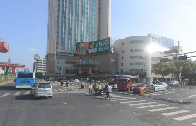 金華雙溪西路地鐵站上方LED大屏廣告