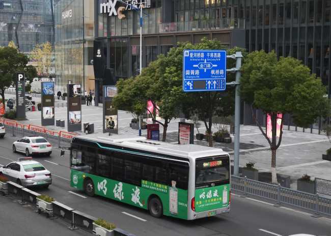 蘇州公交車身廣告明綠液行駛過萬象天地照片